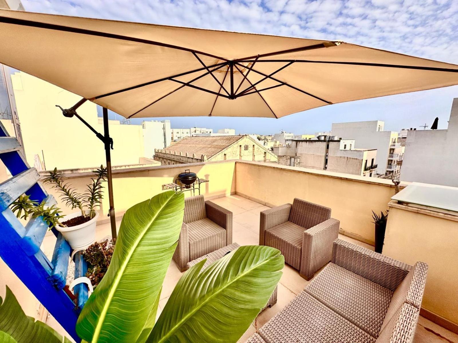 Charming Flat Off The Sea Front Lägenhet Gzira Exteriör bild